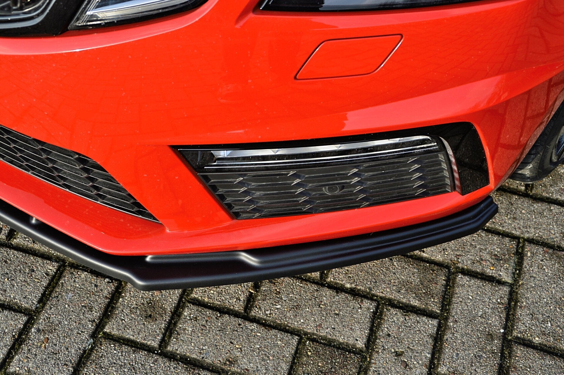 Frontspoilerlippe für Skoda Octavia RS 5E, Ingo Noak Tuning, aus Kunststoff, zeigt die sportliche Frontpartie des Autos.