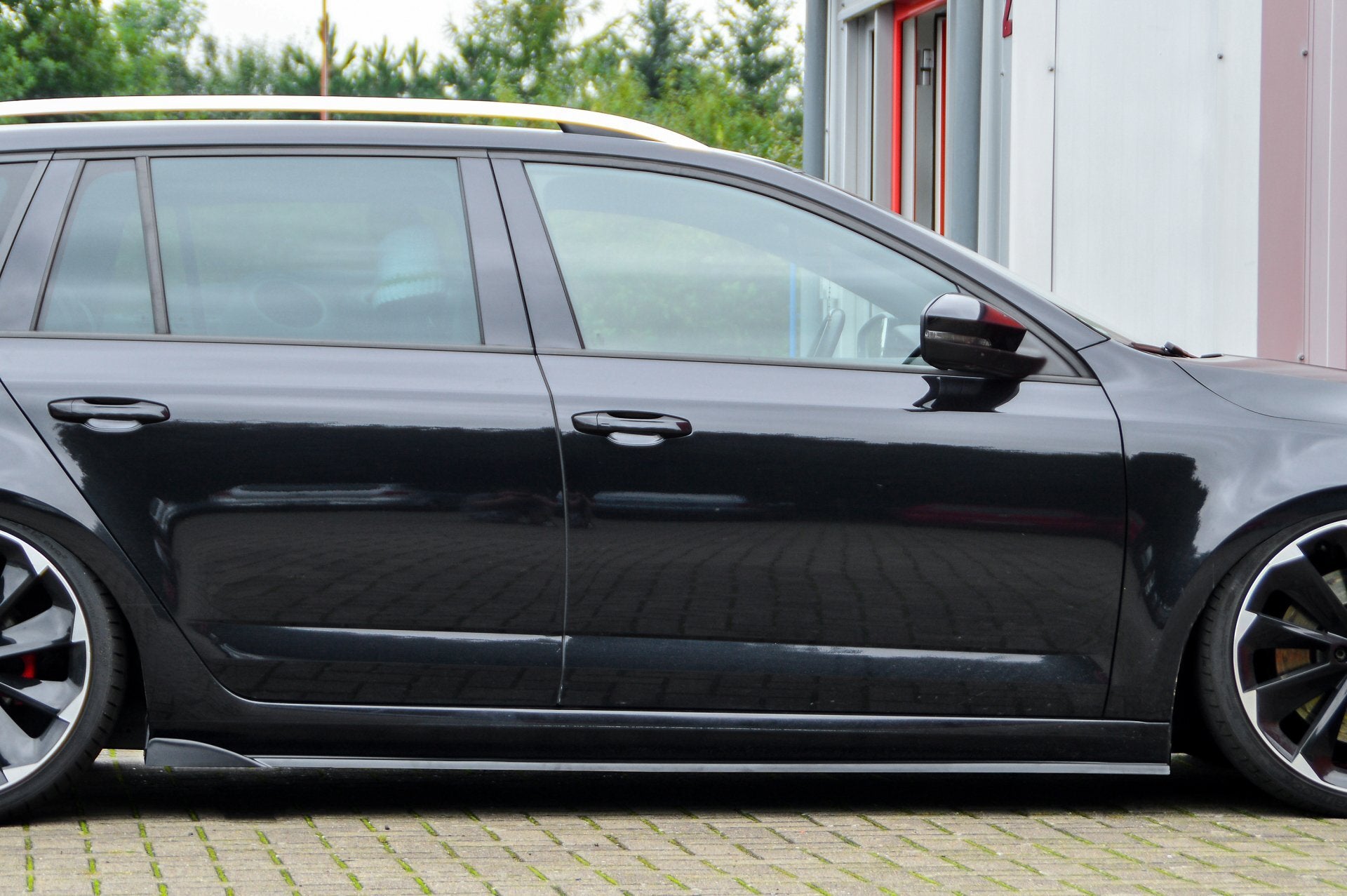 Seitenschweller mit Wing für Skoda Octavia RS 5E, Ingo Noak Tuning, schwarze Kunststoffteile, sportliches Auto-Design