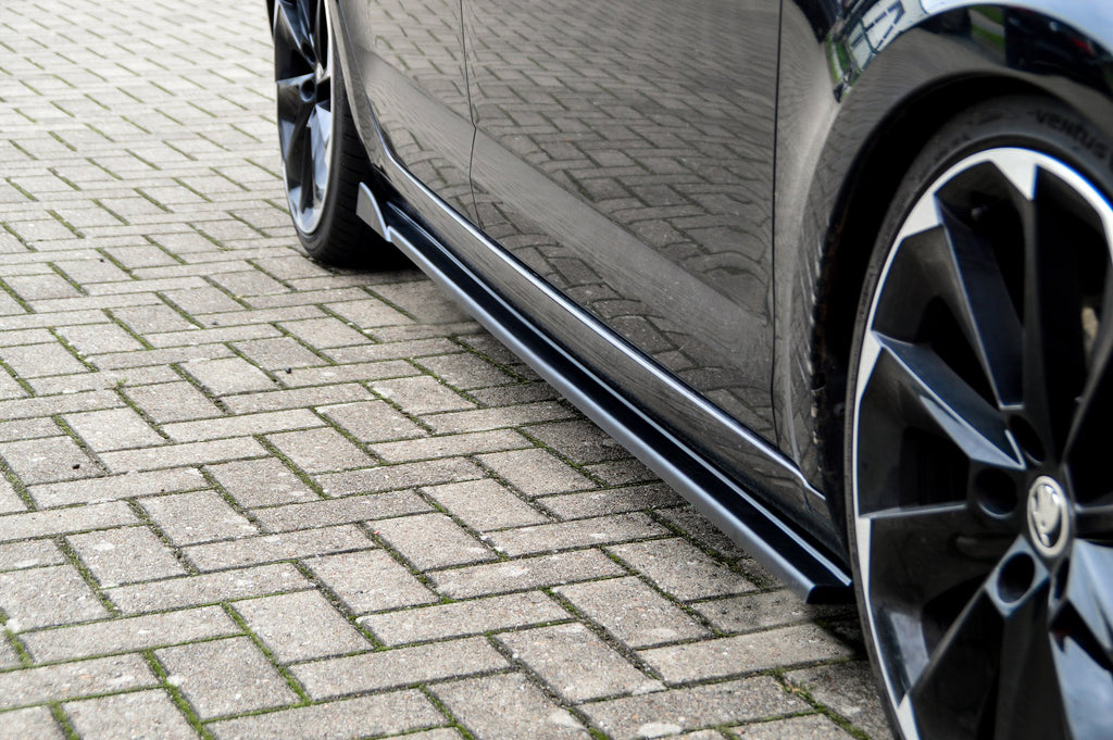 Seitenschweller mit Wing für Skoda Octavia RS 5E, Ingo Noak Tuning, schwarzer Kunststoff, sportliches Design, Fahrzeugunterseite