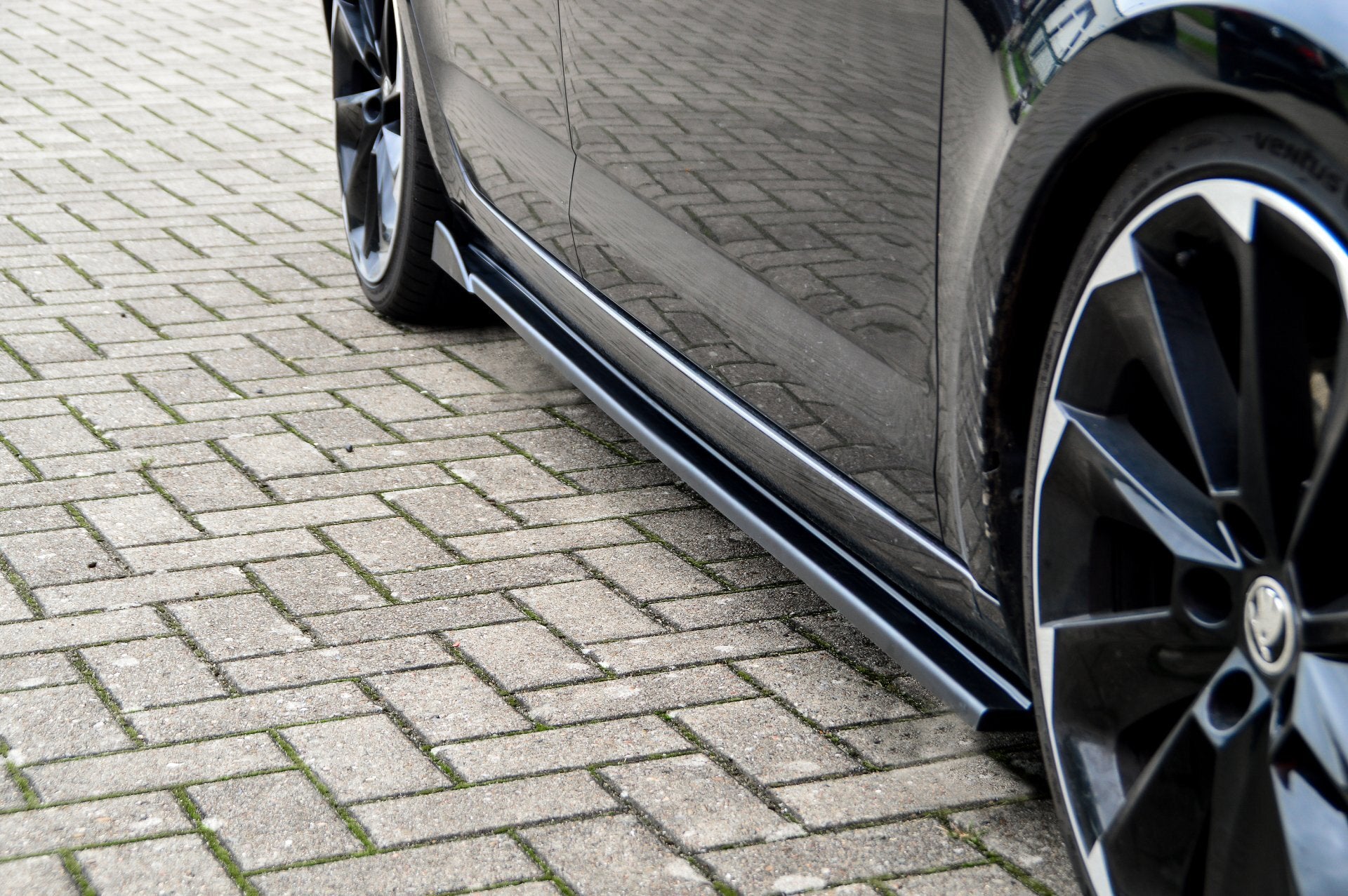 Seitenschweller mit Wing für Skoda Octavia RS 5E, Ingo Noak Tuning, schwarzer Kunststoff, sportliches Design, Fahrzeugunterseite