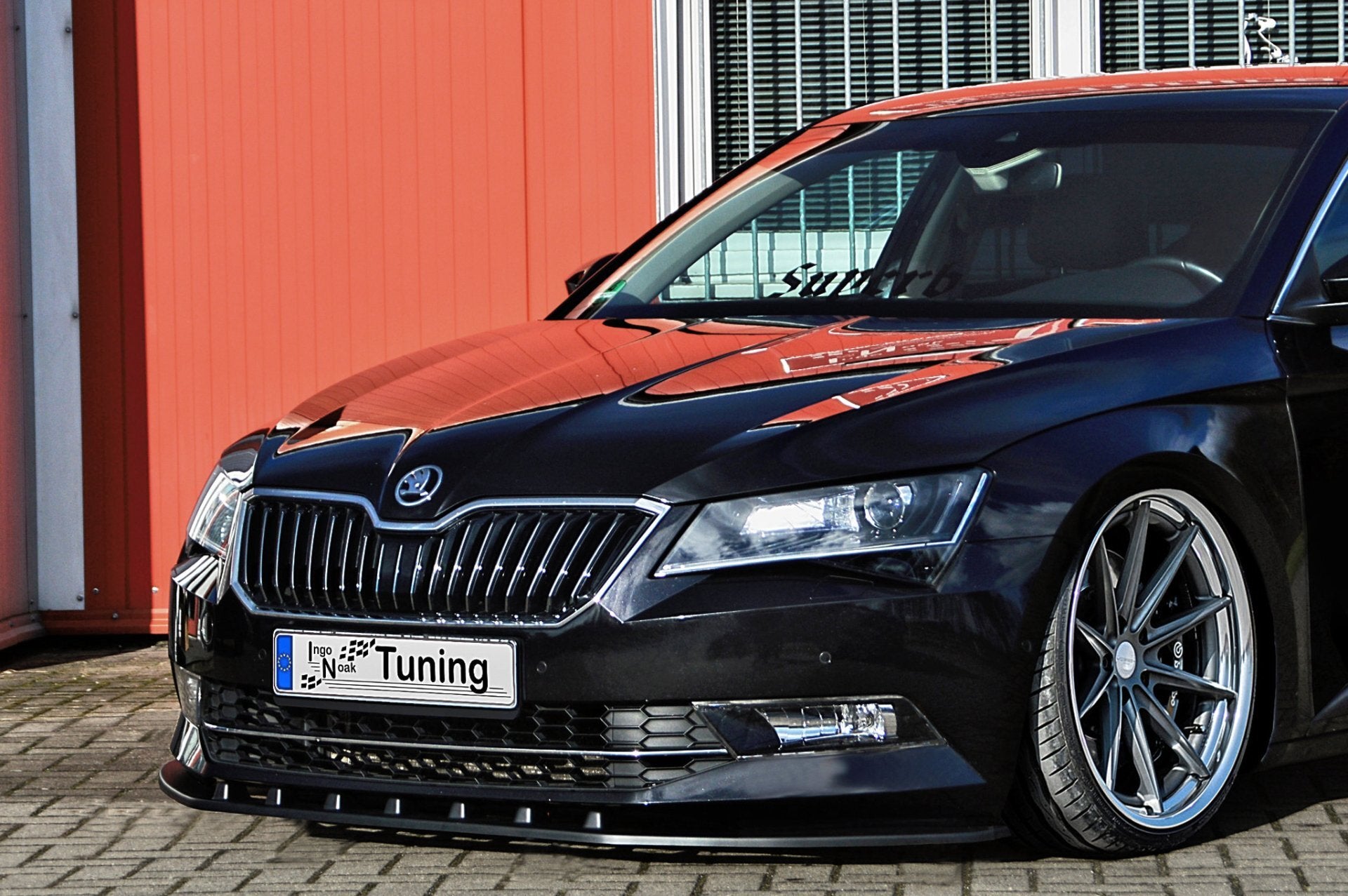 Frontspoilerlippe für Skoda Superb 3V ab 2015, Ingo Noak Tuning, zeigt die aerodynamische Frontstoßstange im Detail