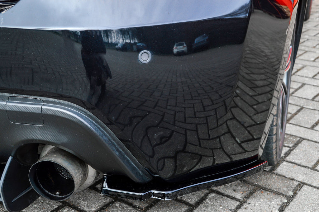 Seitliche Heckansatz Seitenteile für Toyota GT86 ZN von Ingo Noak Tuning, aus schwarzem Kunststoff, auf Fahrzeug montiert