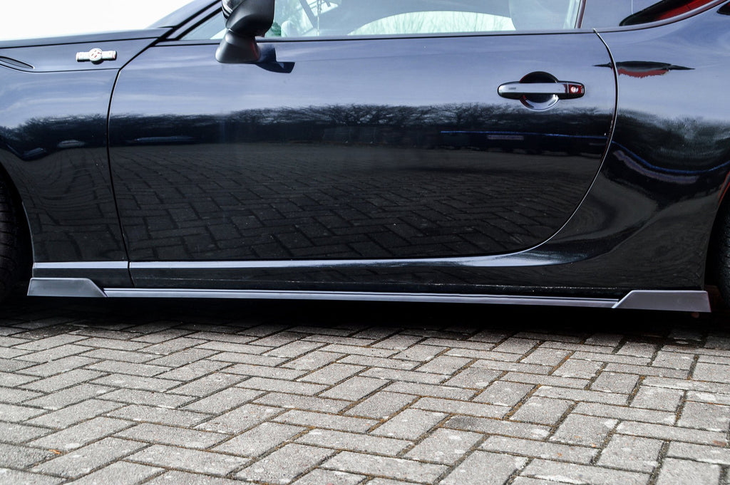 Seitenschweller mit Wing vorne und hinten für Toyota GT86, Ingo Noak Tuning, glänzendes Karosseriedetail, sportliches Design