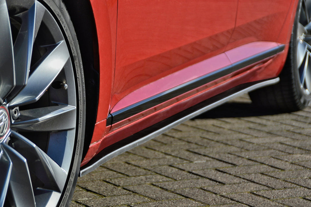 Seitenschweller für VW Arteon R-Line von Ingo Noak Tuning, aus hochwertigem Material, sichtbar auf dem Auto.