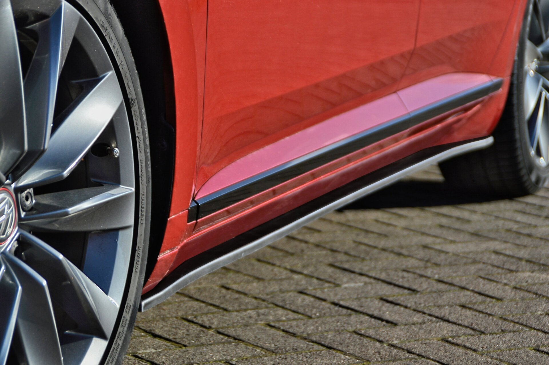 Seitenschweller für VW Arteon R-Line von Ingo Noak Tuning, aus hochwertigem Material, sichtbar auf dem Auto.