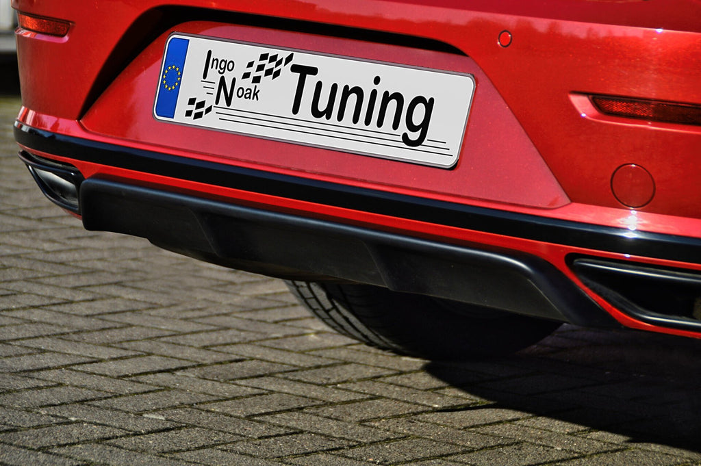 Heckdiffusor für VW Arteon R-Line, schwarzes Auto mit sportlichem Heck, von Ingo Noak Tuning, auf der Straße fotografiert