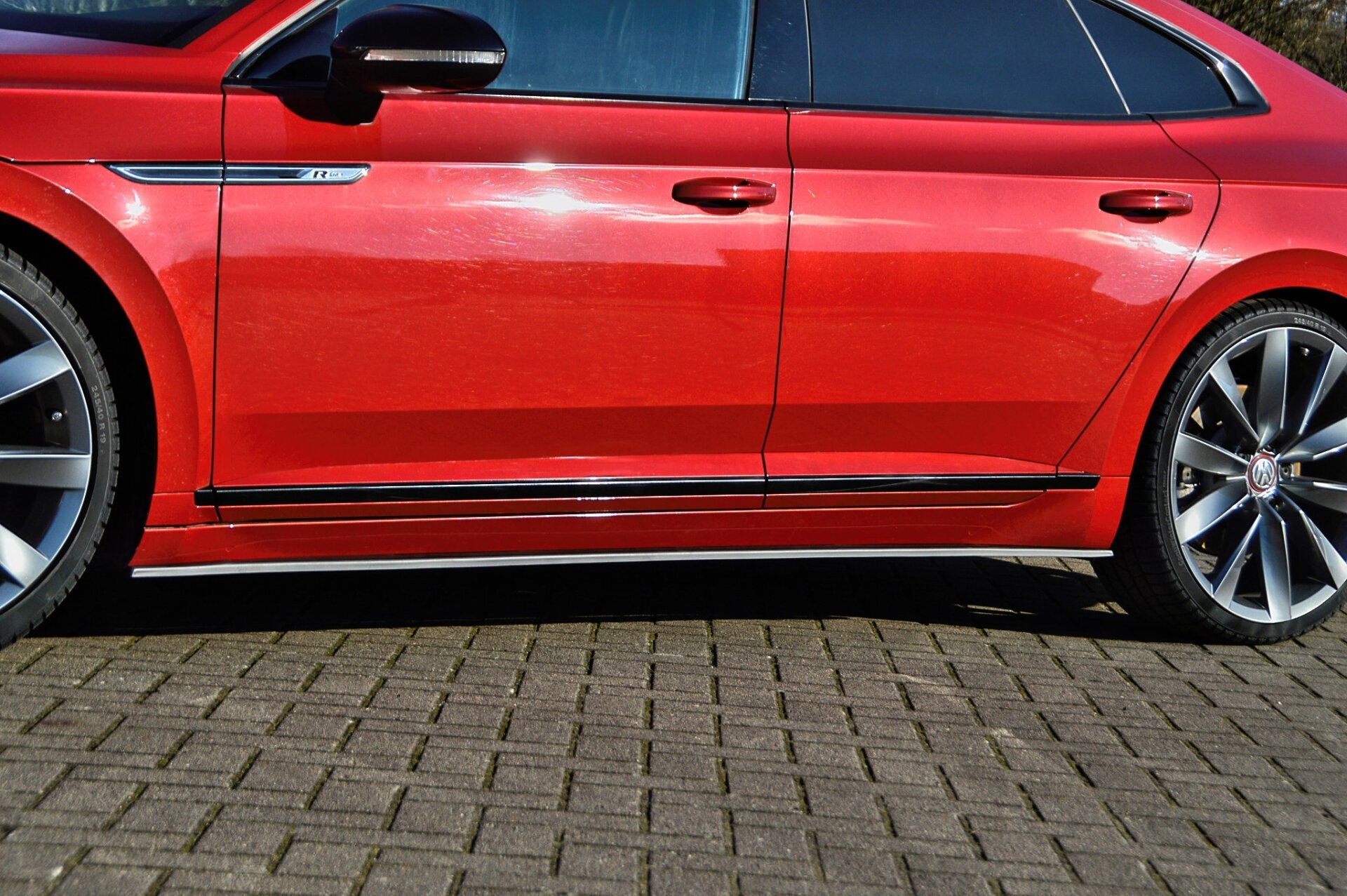 Seitenschweller für VW Arteon R-Line von Ingo Noak Tuning, elegante schwarze Seitenteile für sportlichen Look