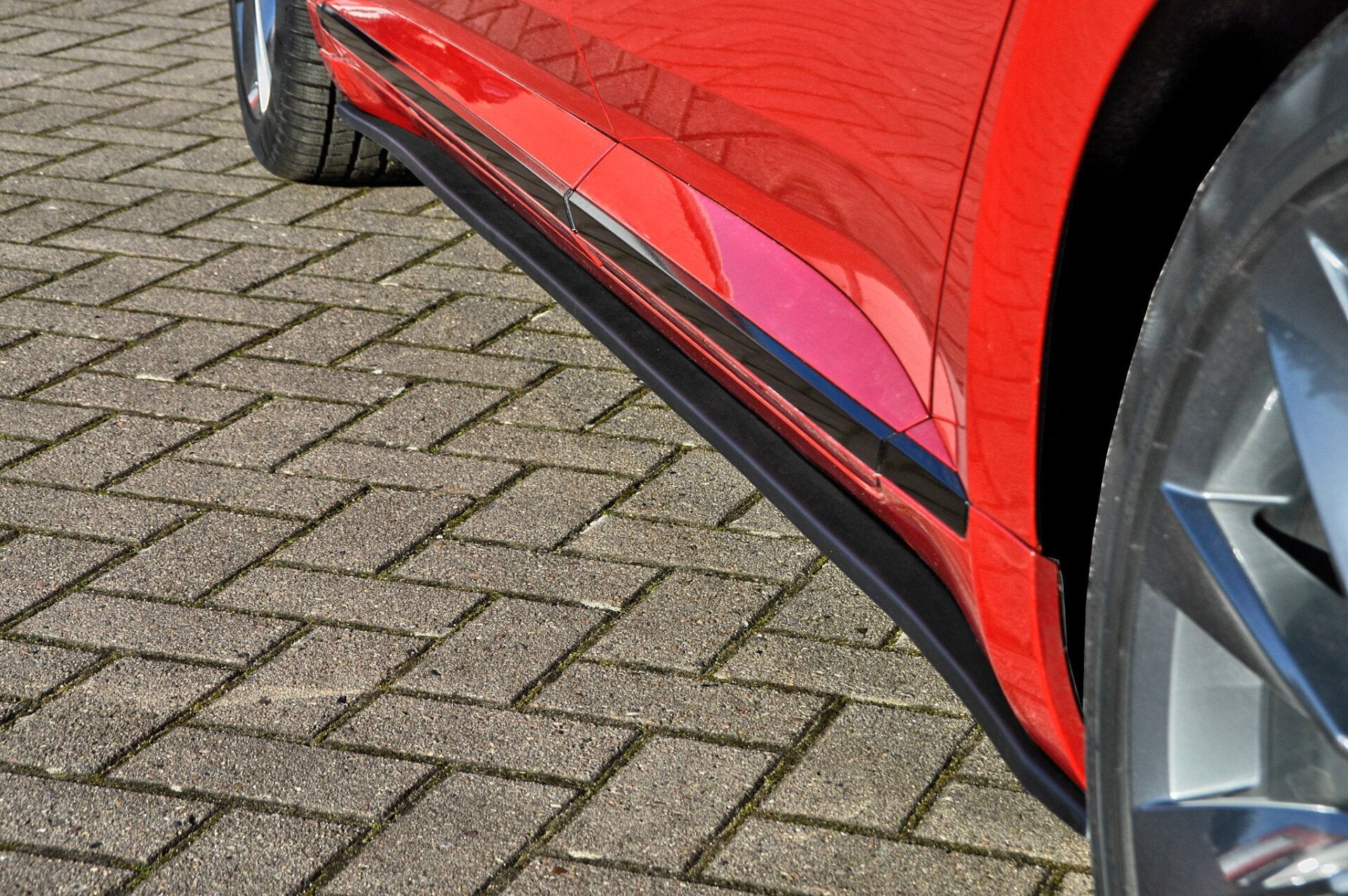 Seitenschweller für VW Arteon R-Line von Ingo Noak Tuning, aus robustem Material, mit sportlichem Design.