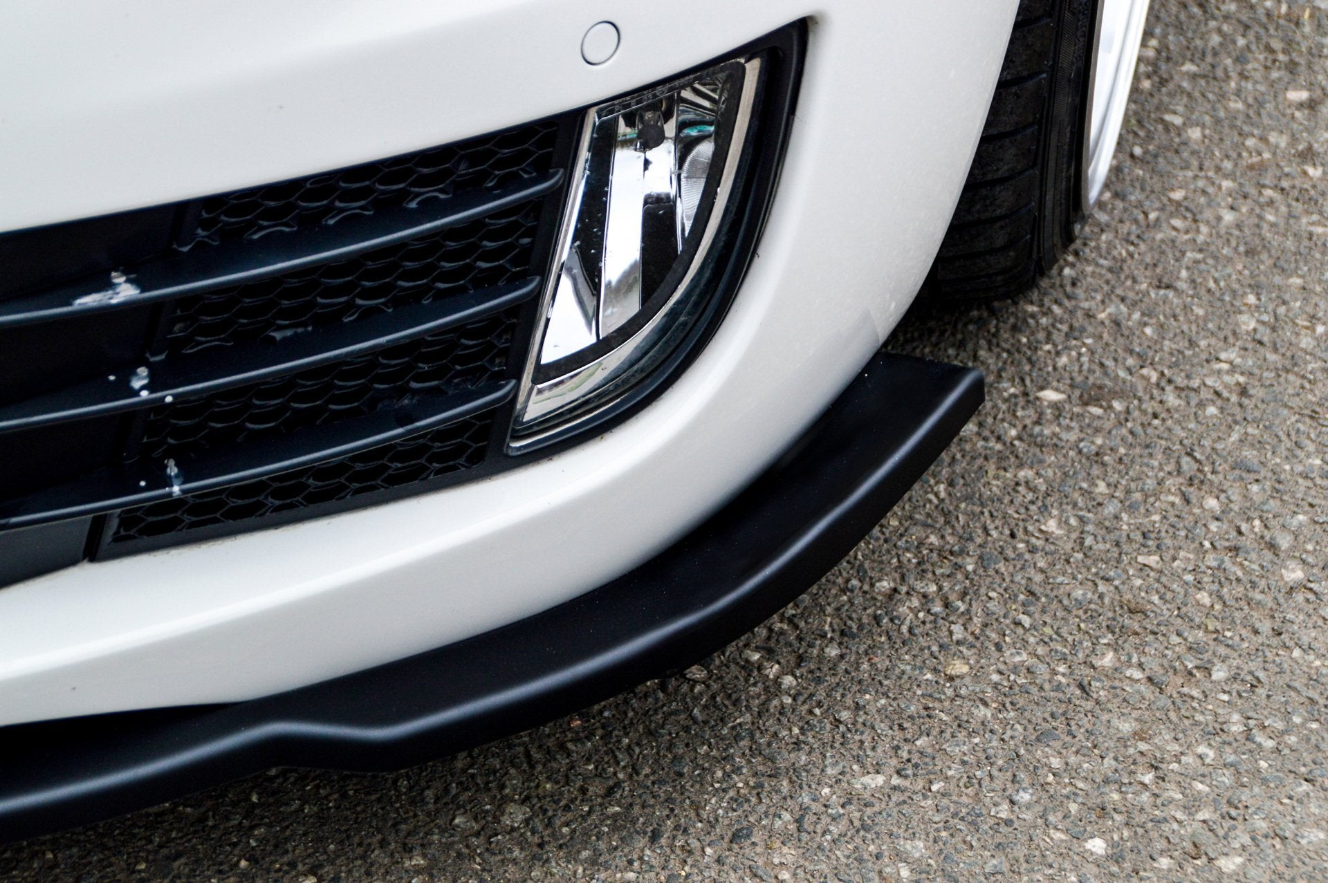 Frontspoilerlippe Phase 2 für VW Golf 6 1K, Ingo Noak Tuning, aus langlebigem Material, zeigt die aerodynamische Fahrzeugfront.
