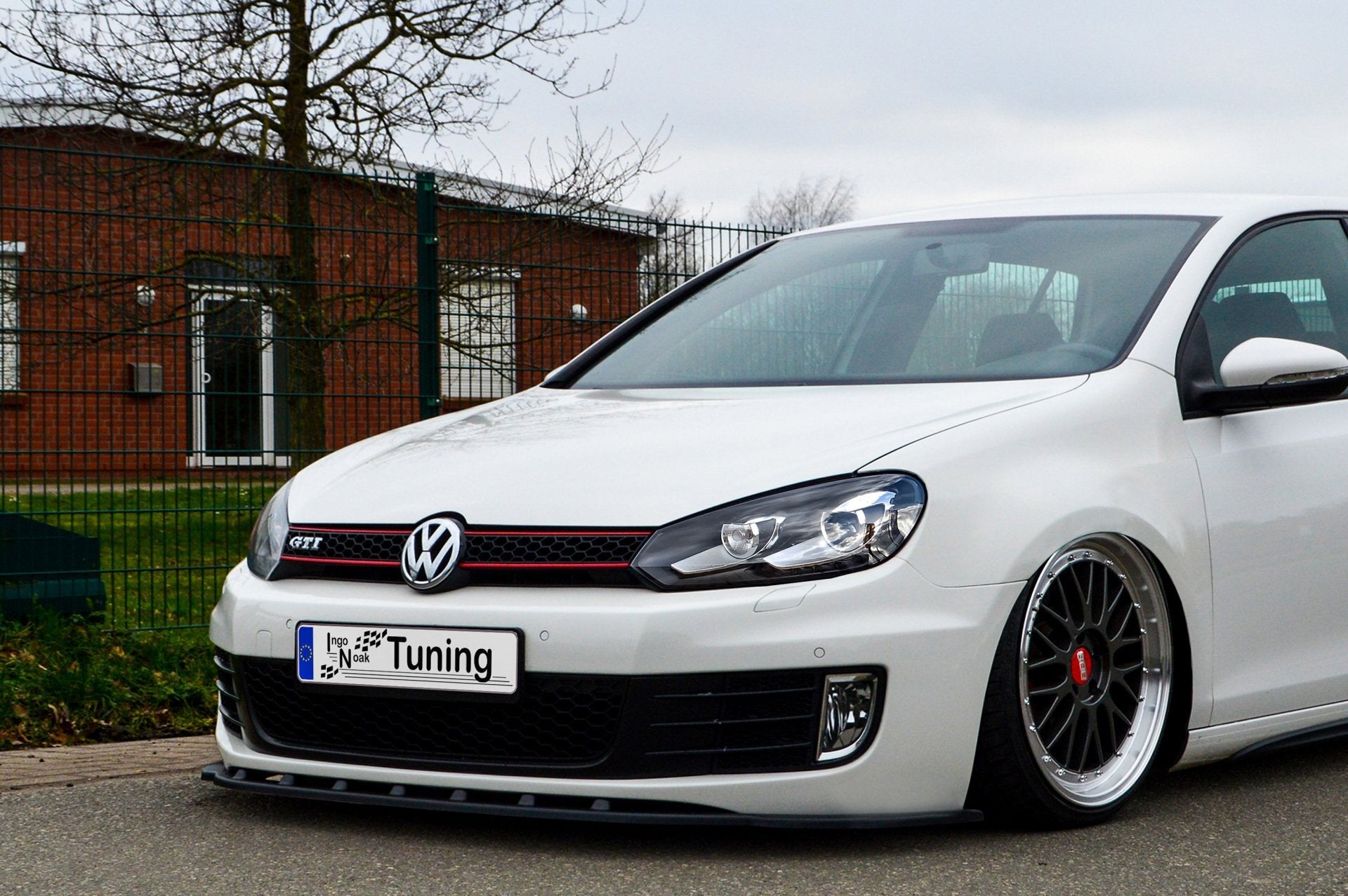 Vorne Spoilerlippe Phase 2 für VW Golf 6 1K von Ingo Noak Tuning, aus Kunststoff, montiert am Fahrzeug.