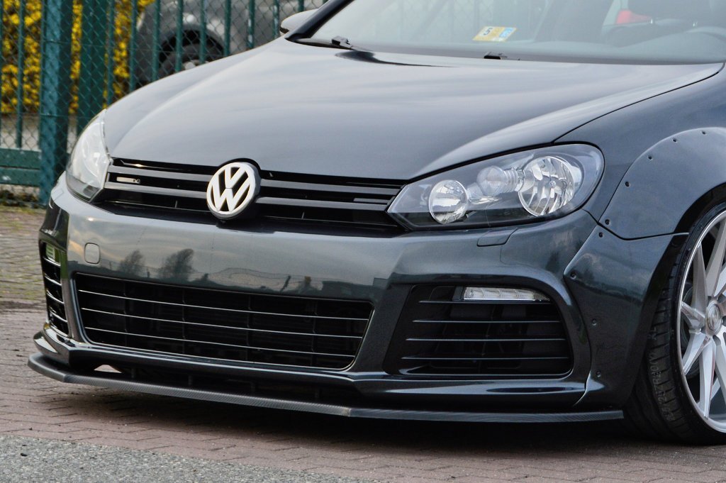 Vordere Cup Frontspoilerlippe für VW Golf 6R, schwarz, aus Kunststoff, von Ingo Noak Tuning, auf Fahrzeug montiert