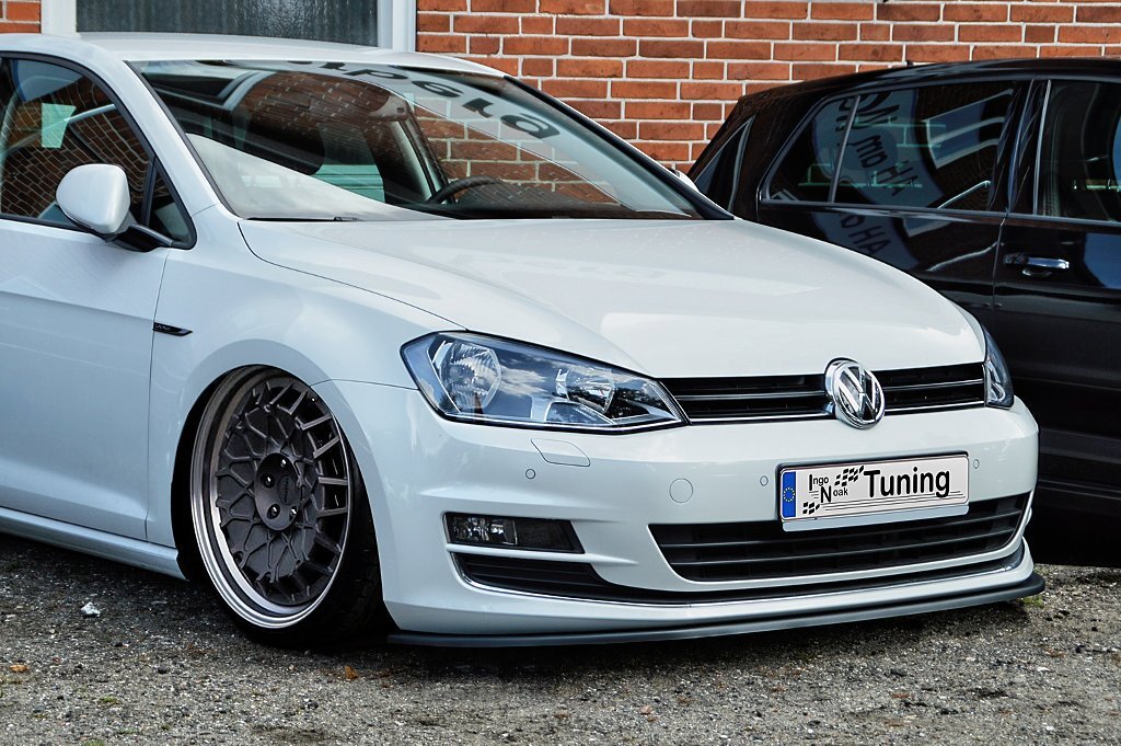Frontspoilerlippe für VW Golf 7 AU von Ingo Noak Tuning, sportliches Auto-Design, sichtbar auf der schwarzen Kunststofflippe