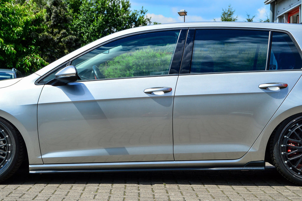 Seitenschweller für VW Golf 7 Standard von Ingo Noak Tuning, zeigt das schwarze Kunststoffdesign und die passgenaue Form.