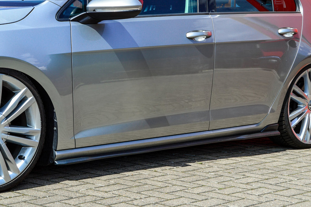 Seitenschweller für VW Golf 7 Standard von Ingo Noak Tuning, sichtbarer Teil des schwarzen Karosserie-Designs