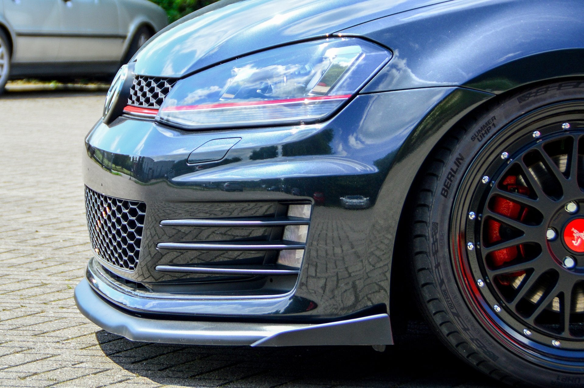 Frontspoilerlippe V2 mit großem Wing für VW Golf 7 GTI GTD, Ingo Noak Tuning, zeigt die sportliche Fahrzeugfront.
