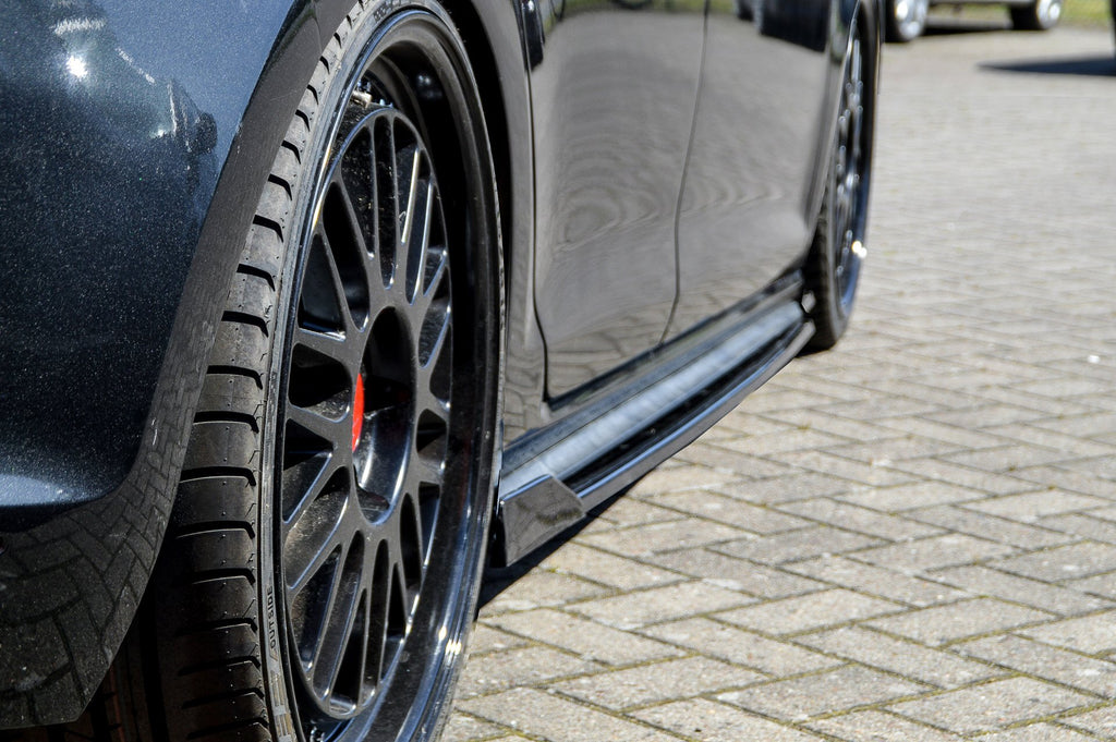 Seitenschweller mit Wing für VW Golf 7 GTI GTD von Ingo Noak Tuning, aus hochwertigem Kunststoff, im Fahrzeug montiert.