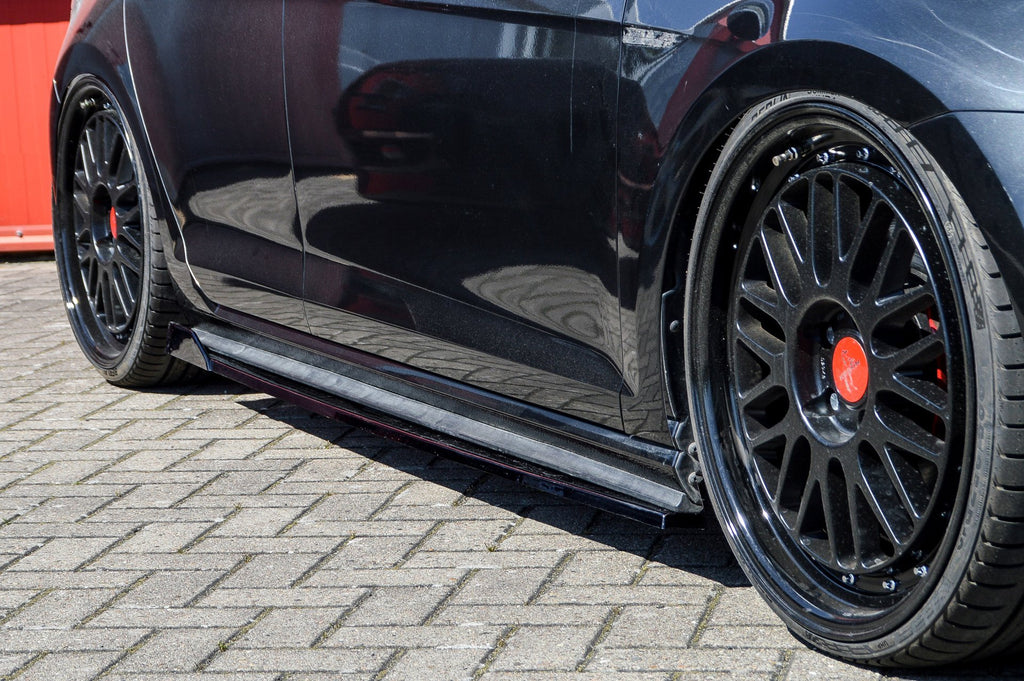 Seitenschweller mit Wing für VW Golf 7 GTI GTD von Ingo Noak Tuning, sichtbarer Seitenschweller und Aero-Design im Bild