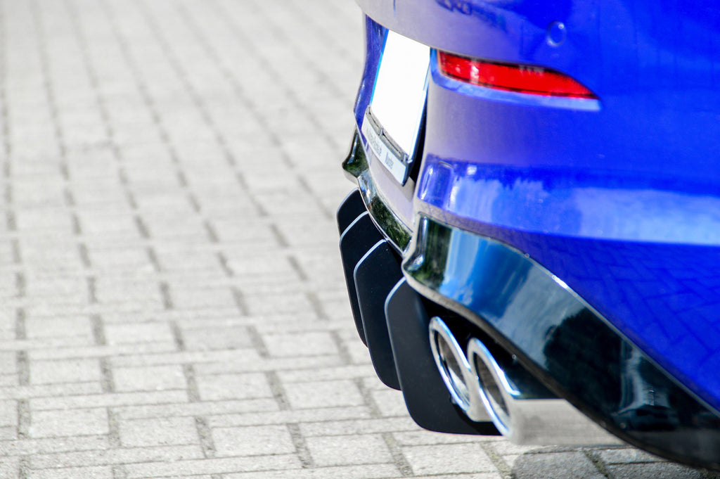 Gefräster Heckansatz Diffusor für VW Golf 8 R von Ingo Noak Tuning, aus hochwertigem Material, zeigt den sportlichen Heckansatz.