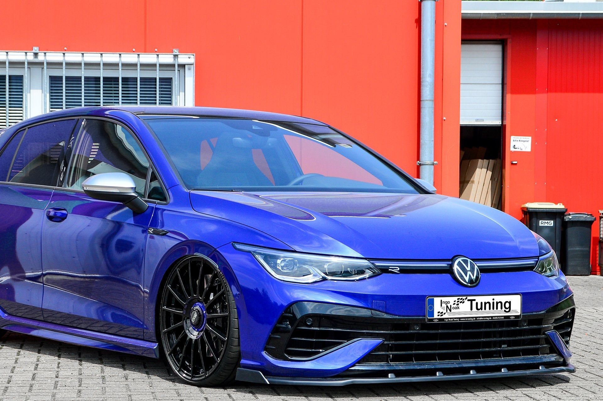 Frontspoilerlippe mit Wing für VW Golf 8 R von Ingo Noak Tuning, sportliches Autozubehör, sichtbar auf dem Bild