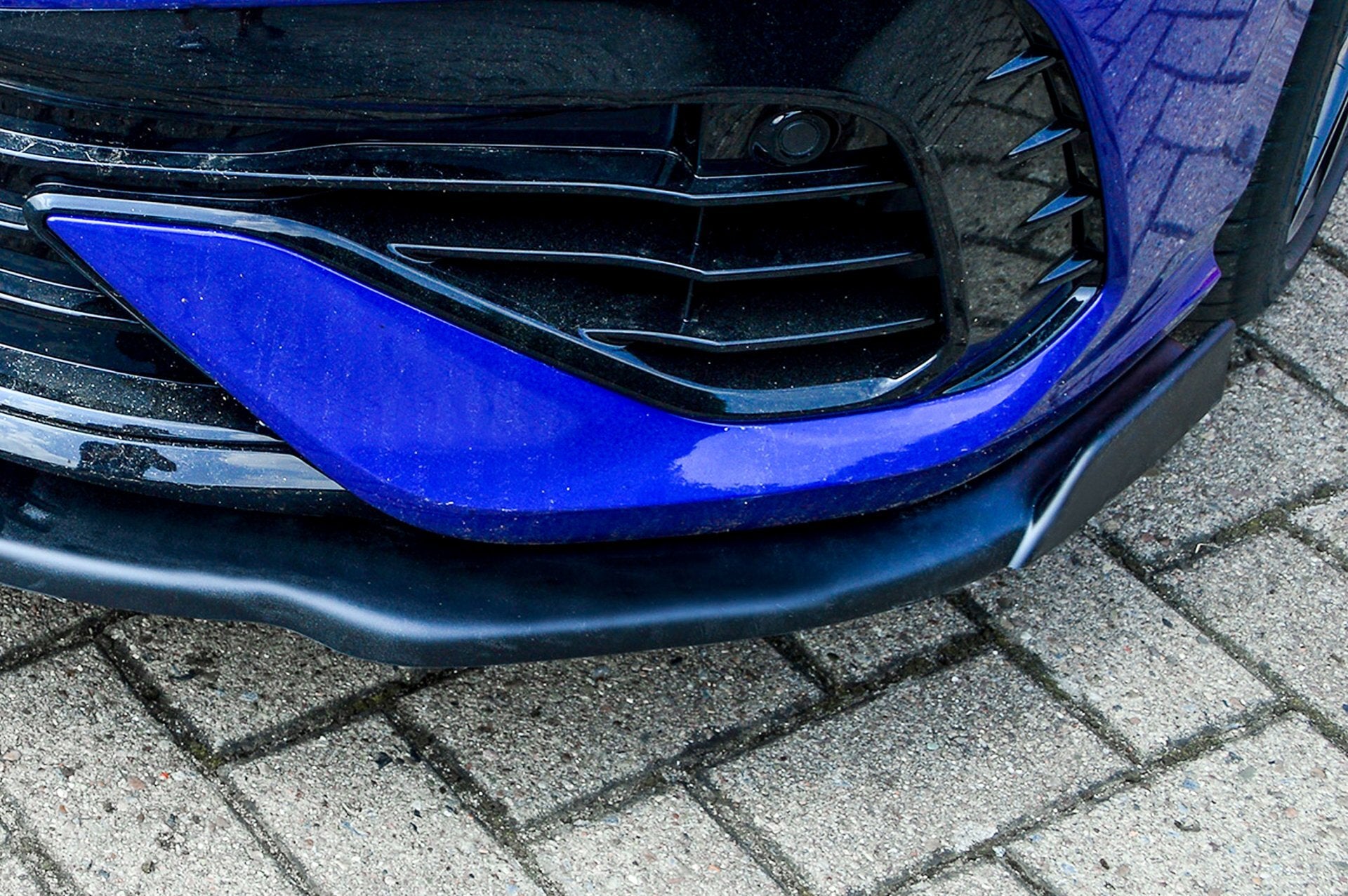Frontspoilerlippe mit Wing für VW Golf 8 R, Ingo Noak Tuning, aerodynamische Car-Optik, sichtbar auf dem Fahrzeug.