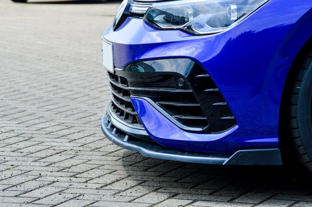 Frontspoilerlippe mit Wing für VW Golf 8 R von Ingo Noak Tuning, sportliches Design, sichtbarer Spoiler und aerodynamische Details