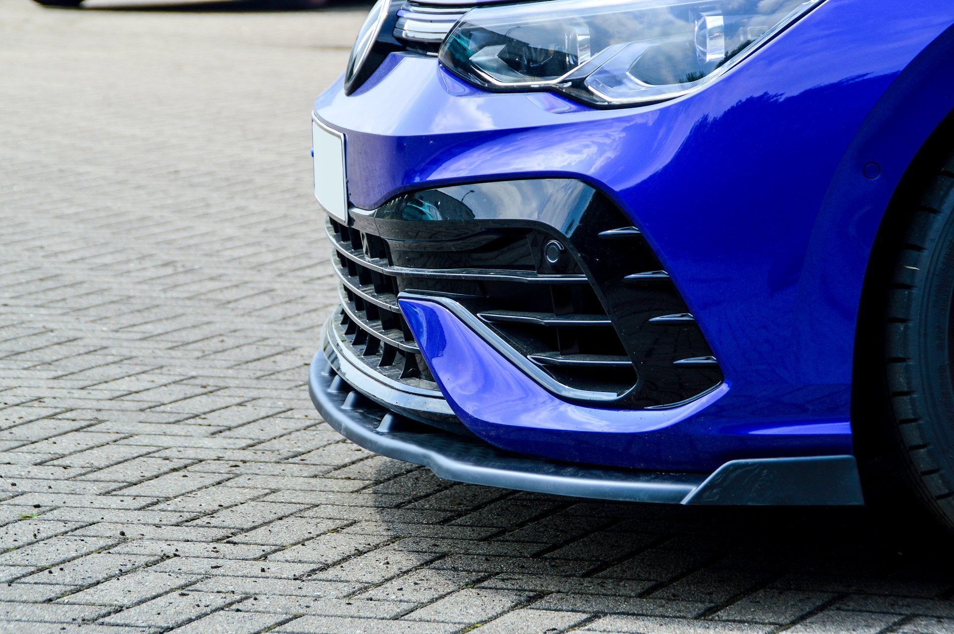 Frontspoilerlippe mit Wing für VW Golf 8 R von Ingo Noak Tuning, sportliches Design, sichtbarer Spoiler und aerodynamische Details
