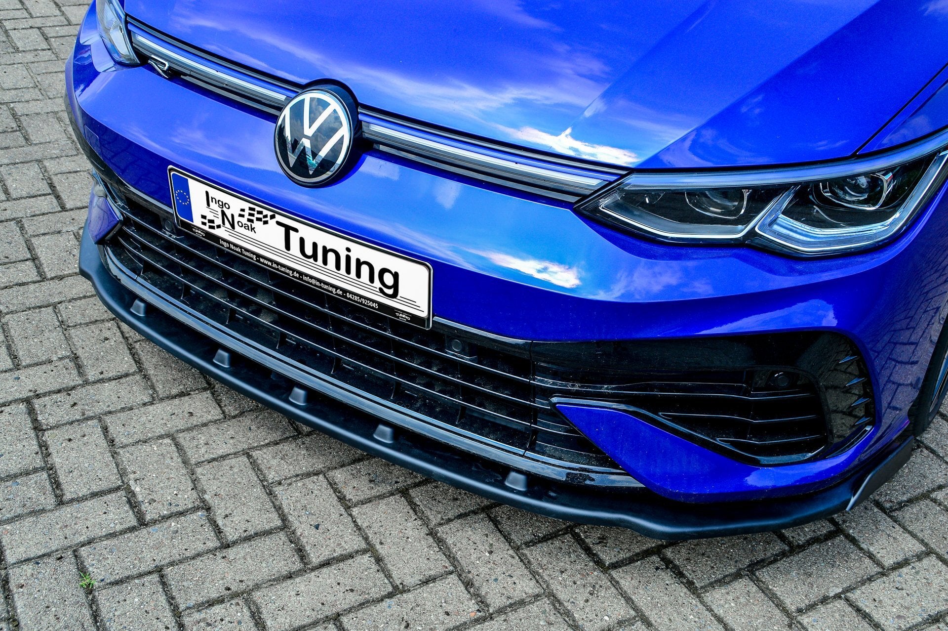 Vordere Spoilerlippe mit Wing für VW Golf 8 R, Ingo Noak Tuning, aus hochwertigem Material, zeigt das aerodynamische Design.