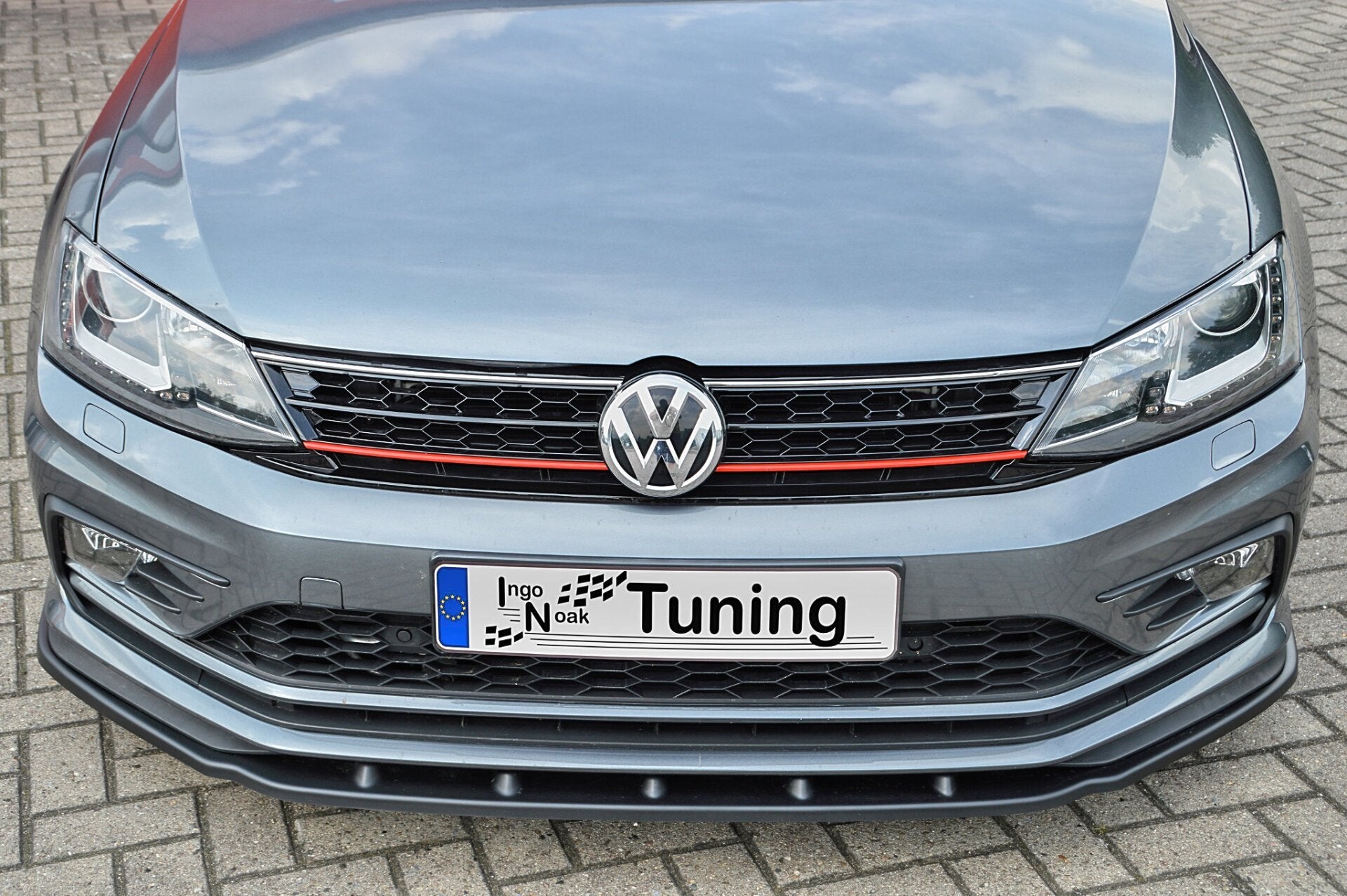 Frontspoilerlippe für VW Jetta 6 GLI von Ingo Noak Tuning, Autoteil aus Kunststoff, zeigt die lippenartige Designfront im Bild