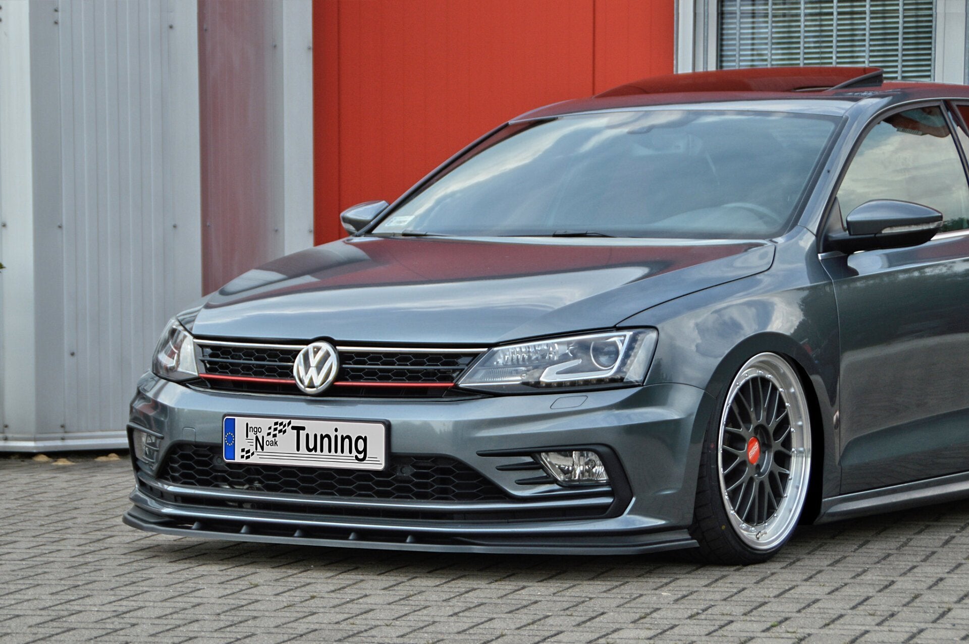 Frontspoilerlippe für VW Jetta 6 GLI von Ingo Noak Tuning, elegante Fahrzeugfrontverkleidung, passend für sportliches Design.