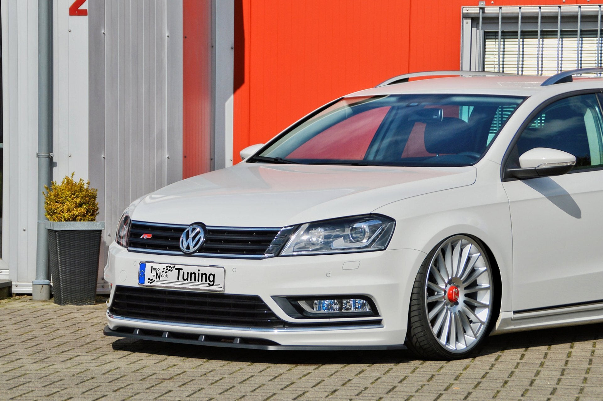 Frontspoilerlippe für VW Passat 3C B7 R-Line von Ingo Noak Tuning, zeigt die schwarze Tuning-Frontlippe im Detail.
