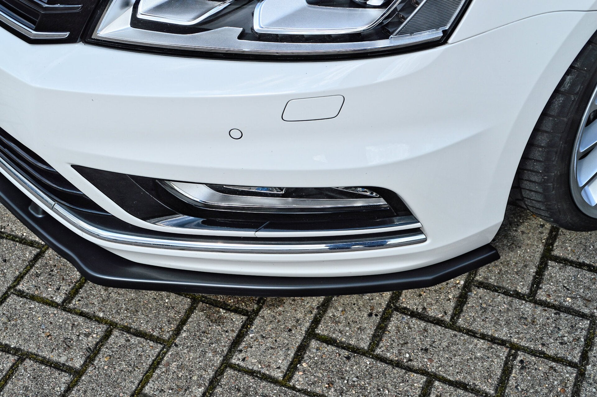 Frontspoilerlippe für VW Passat 3C B7 R-Line von Ingo Noak Tuning, zeigt die aerodynamische Design-Details des Auto-Frontschutzes