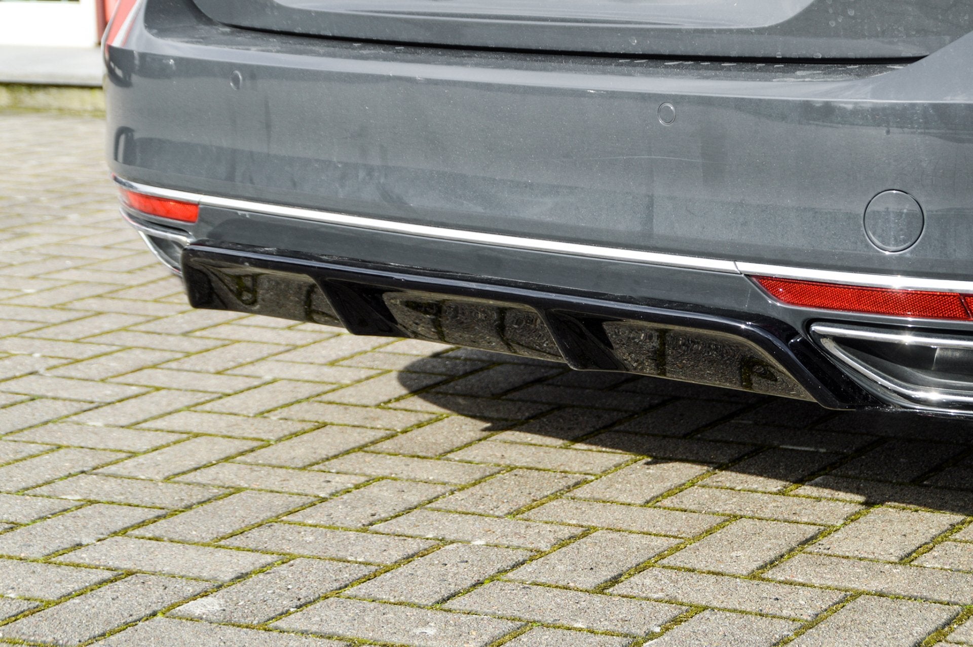 Heckansatz Mittenteil und Seitenteile für VW Passat 3G B8 R-Line, Ingo Noak Tuning, auf einem Fahrzeug montiert.