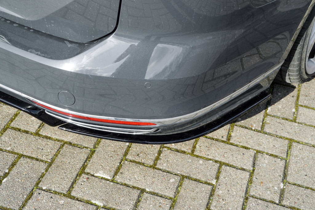 Heckansatz Mittenteil und Seitenteile für VW Passat 3G B8 R-Line, in Wagenfarbe, sichtbar auf dem Auto.
