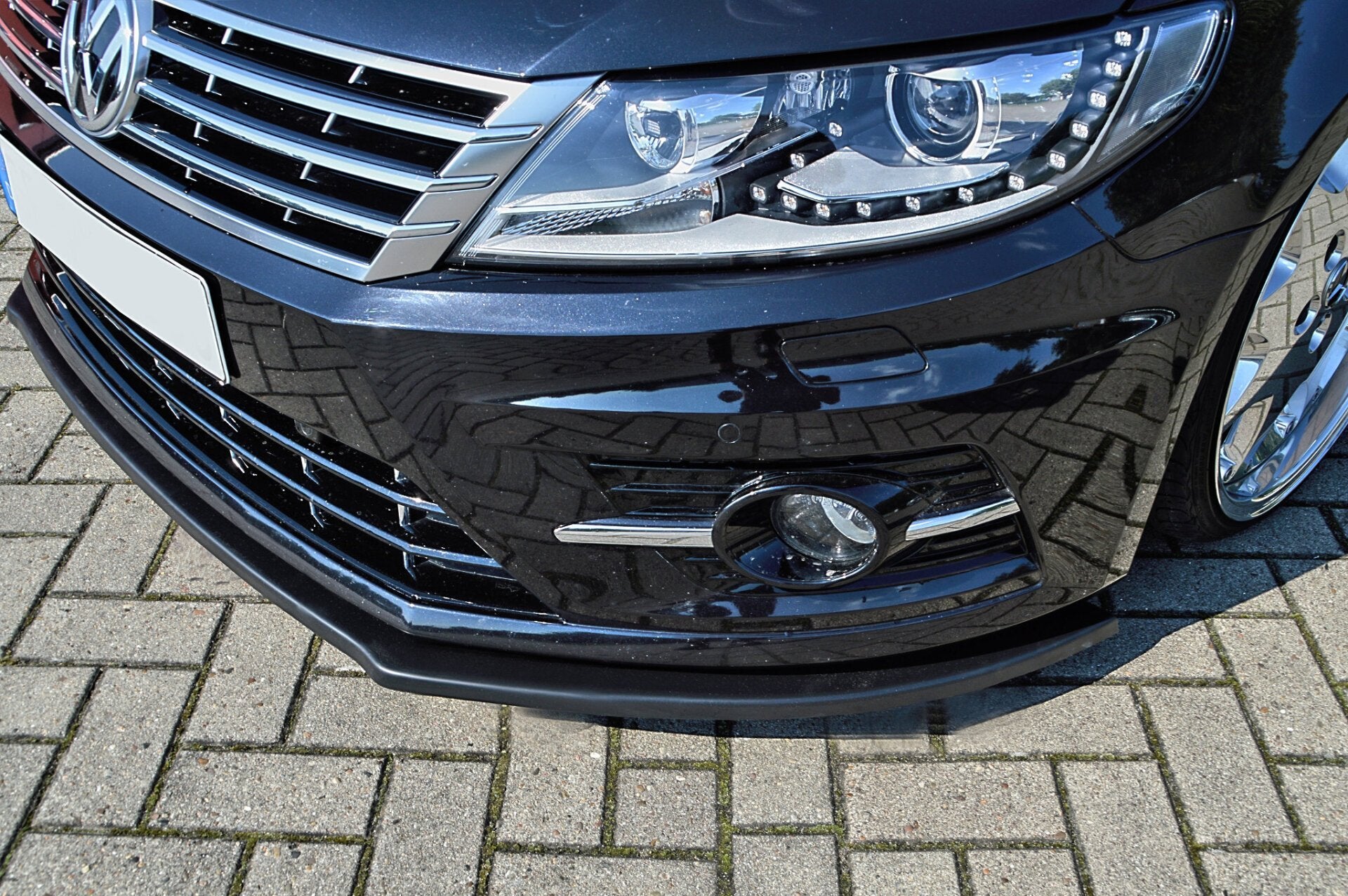 Frontspoilerlippe für VW Passat CC R-Line von Ingo Noak Tuning, zeigt die sportliche Verkleidung aus Kunststoff