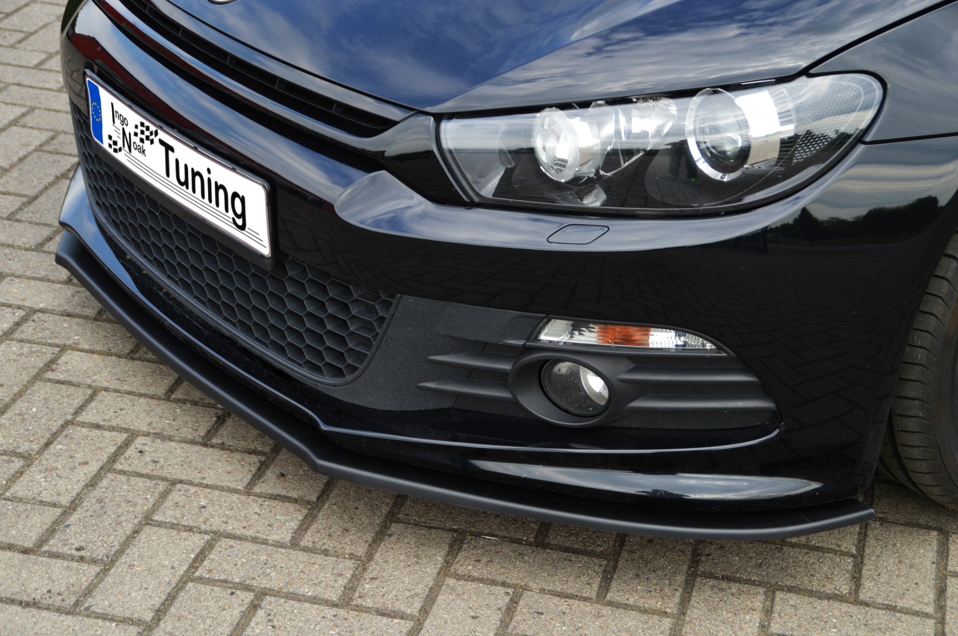 Frontspoilerlippe für VW Scirocco 3 R-Line von Ingo Noak Tuning, aus Kunststoff, zeigt die aerodynamische Fahrzeugfront.
