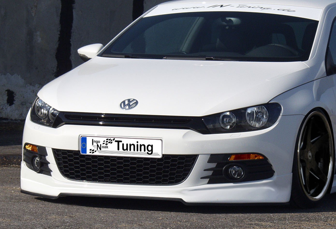 Frontspoiler für VW Scirocco 3 2013 von Ingo Noak Tuning, schwarze Kunststoffpartie mit aerodynamischem Design