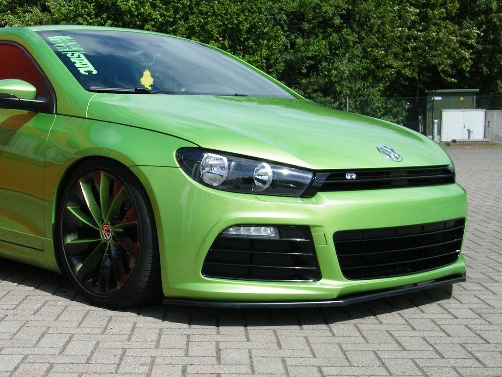 Frontspoilerlippe für VW Scirocco R 13 von Ingo Noak Tuning, zeigt die sportliche Kunststoffstoßstange in Nahaufnahme.