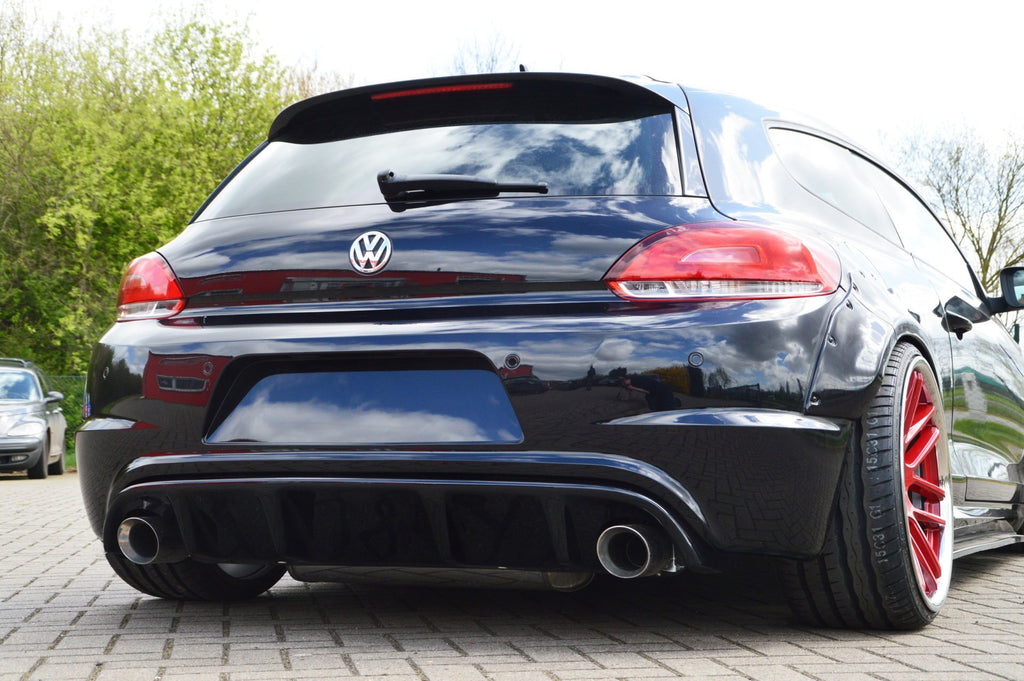 Heckdiffusor Einsatz für VW Scirocco R 13, Ingo Noak Tuning, zeigt den schwarzen Diffusor im Fahrzeugheck.
