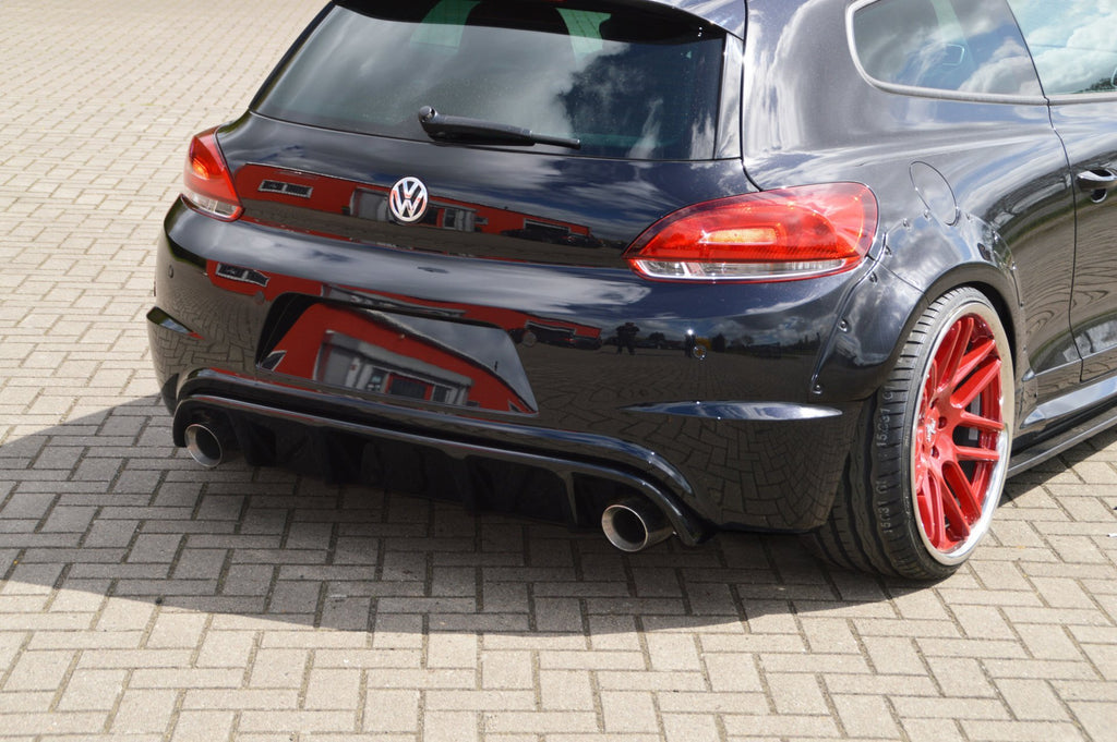 Heckdiffusoreinsatz für VW Scirocco R 13 von Ingo Noak Tuning, zeigt den schwarzen Diffusor im Fahrzeugheck.