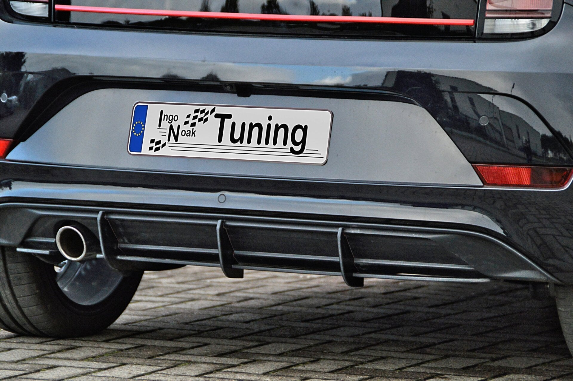 Racing Heckansatz für VW UP GTI von Ingo Noak Tuning, sportliches Autoschmuckstück, zeigt den Heckspoiler und Aerodynamik-Design