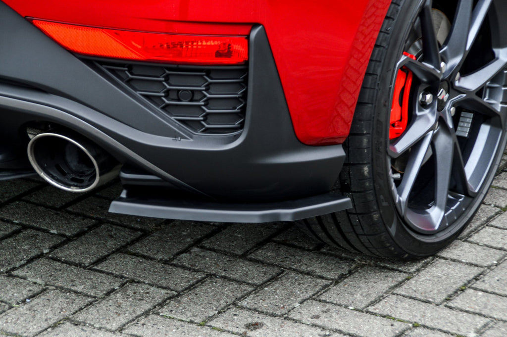 Seitenteile für Hyundai i30N Heckansatz von Ingo Noak Tuning, sportliches Design, aus hochwertigem Material sichtbar.