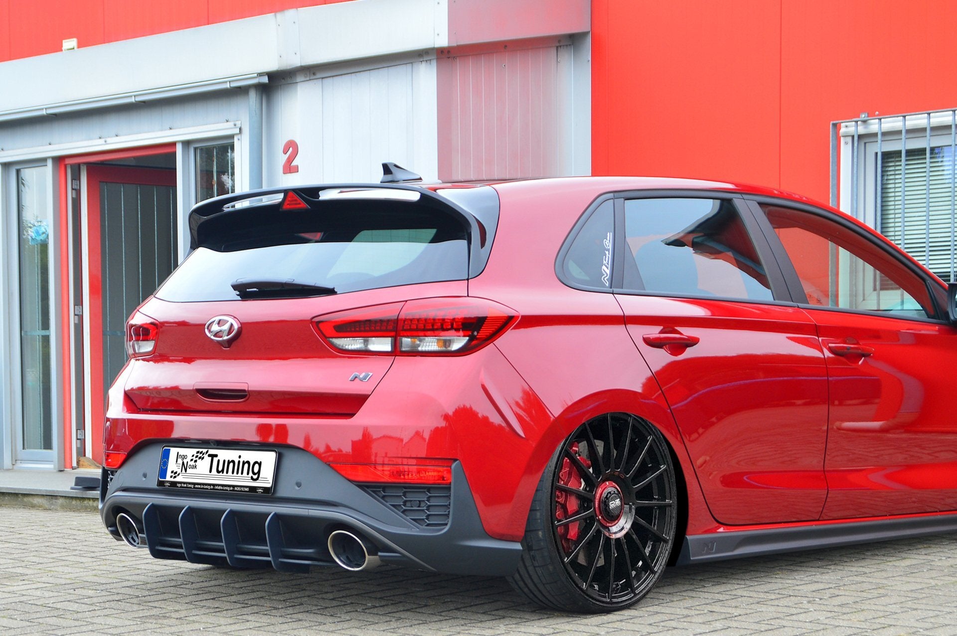 Racing-Heckansatz für Hyundai I30N Facelift, schwarzes Tuning-Bodykit von Ingo Noak Tuning, sichtbare aerodynamische Design-Details