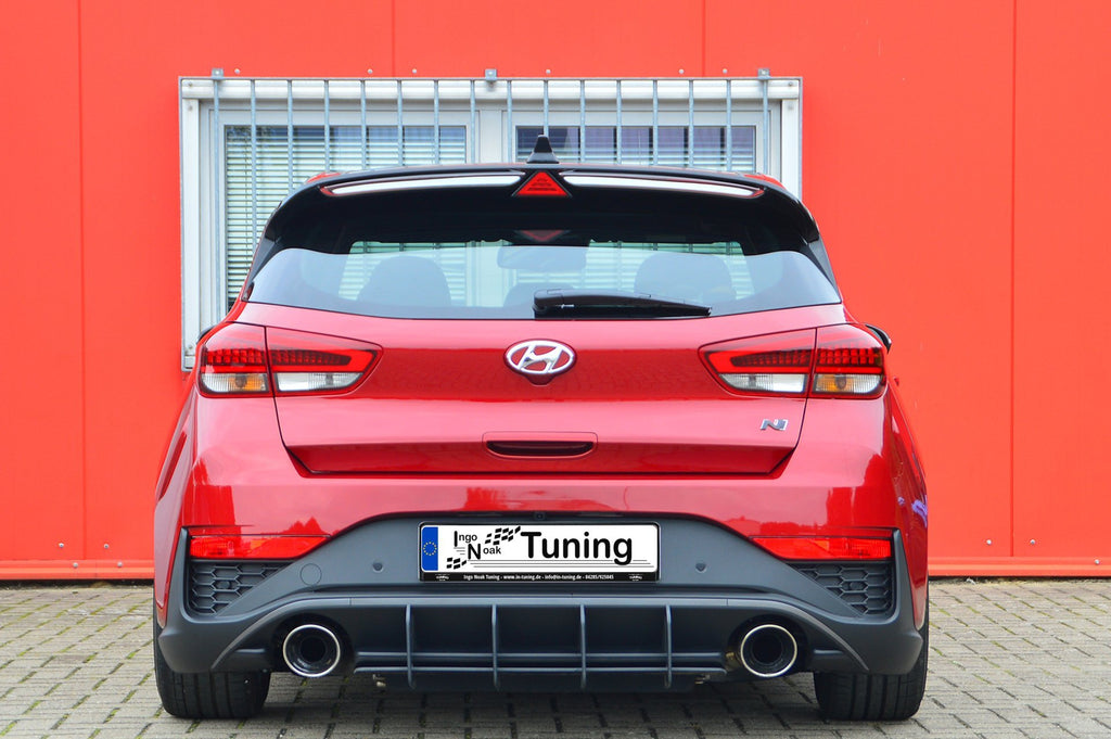 Racing-Heckansatz für Hyundai i30N Facelift, schwarzes Tuning-Teil von Ingo Noak Tuning, sichtbar an der Fahrzeugheckpartie