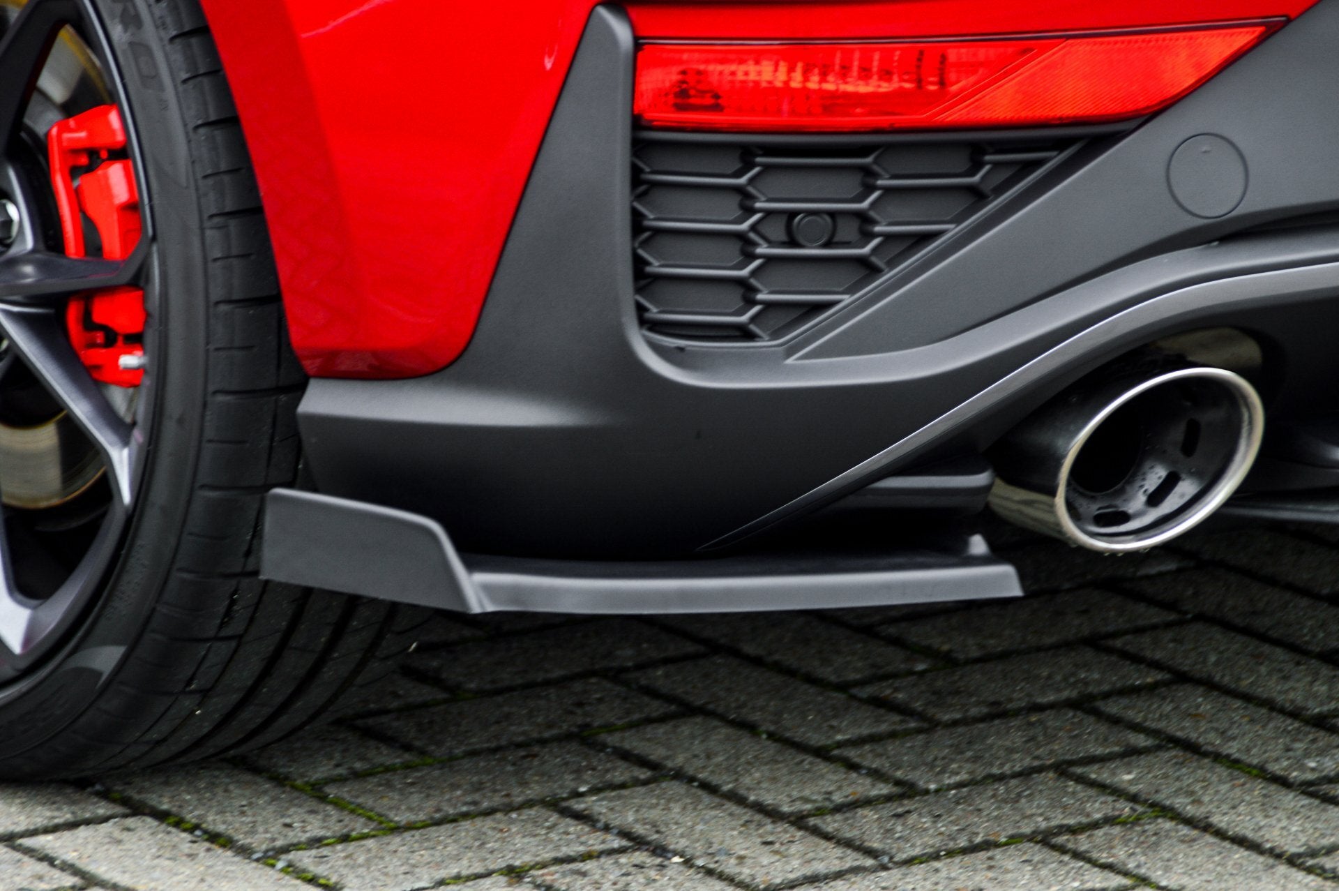 Seitenteile mit Wing für Hyundai I30N, Heckansatz von Ingo Noak Tuning, schwarze Carbonschicht, sportliches Design