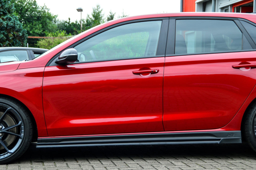 Seitenschweller mit Wing für Hyundai I30N Facelift, Ingo Noak Tuning, schwarzes Kunststoffdesign, hinten montiert