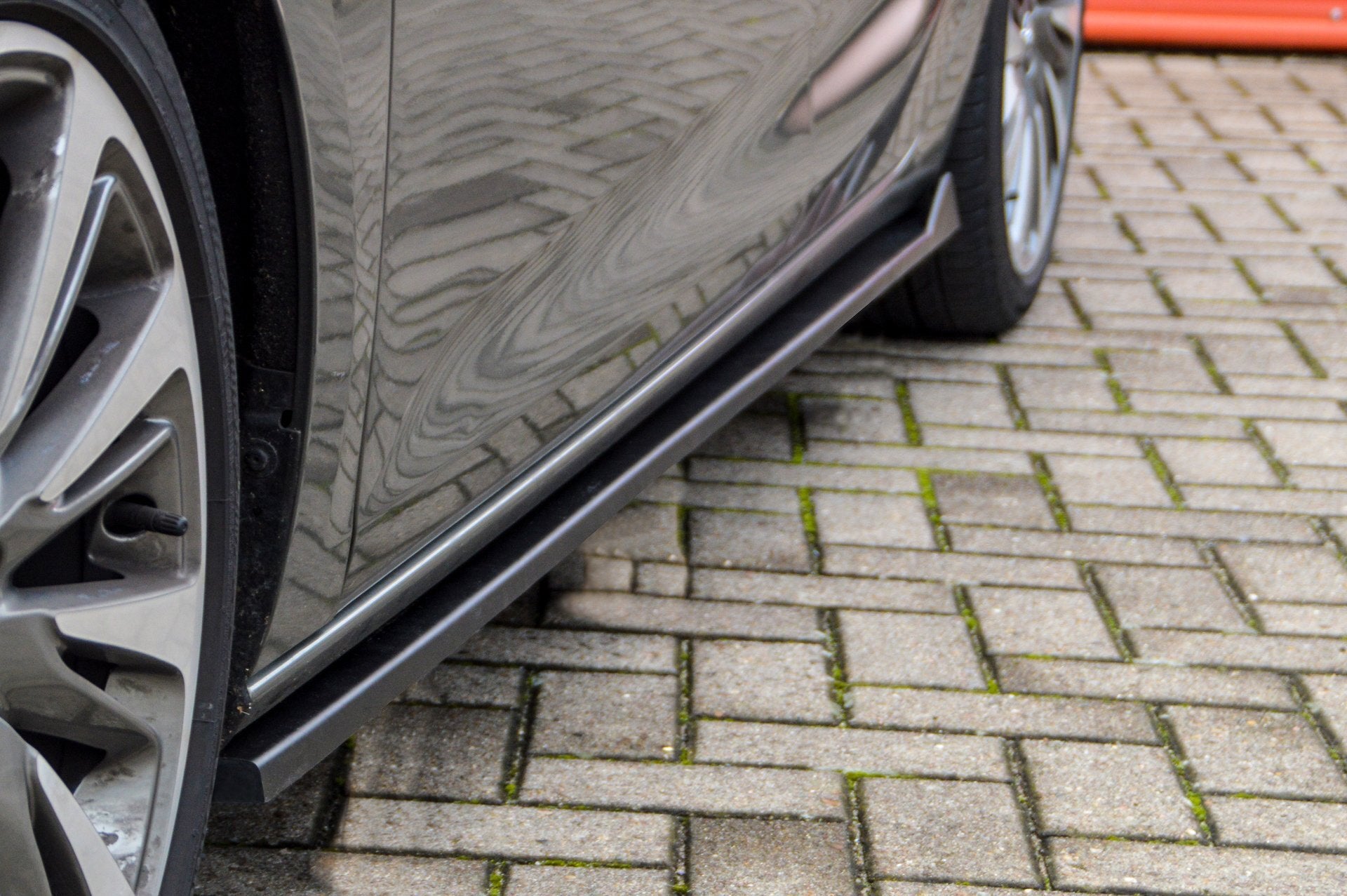 Seitenschweller für Opel Astra K, CUP3 Modell von Ingo Noak Tuning, aus hochwertigem Material, sichtbar auf dem Bild.