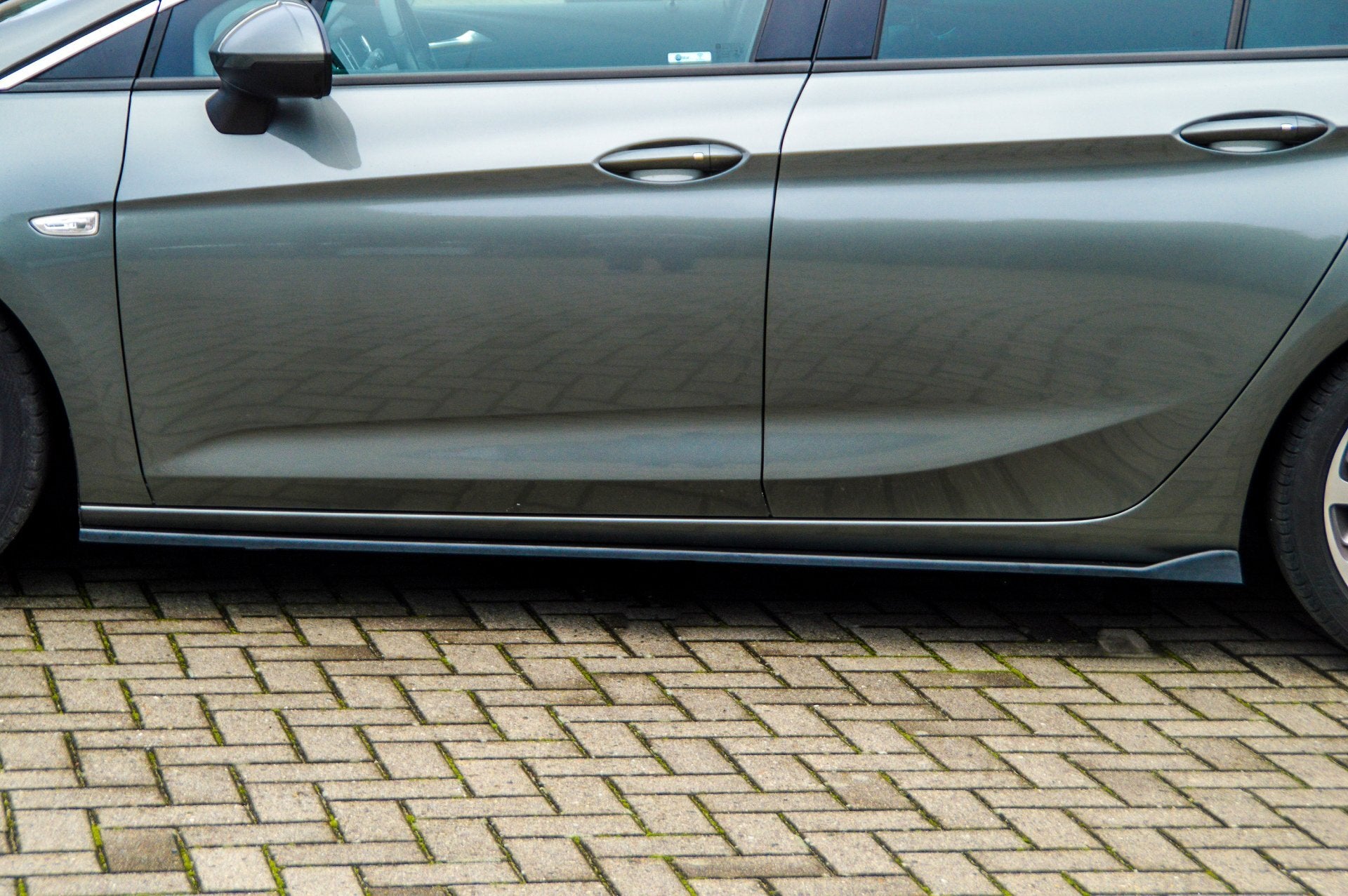 Seitenschweller für Opel Astra K von Ingo Noak Tuning, schwarze Kunststoffteile, anschauliche Detailaufnahme