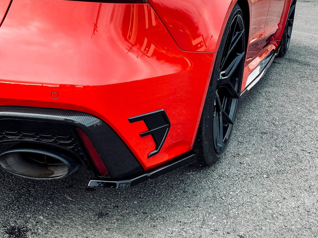 Seitenteile für den Heckansatz des Audi RS7 8C 4K, von Ingo Noak Tuning, in schwarzer Lackierung, sichtbar auf dem Fahrzeug.