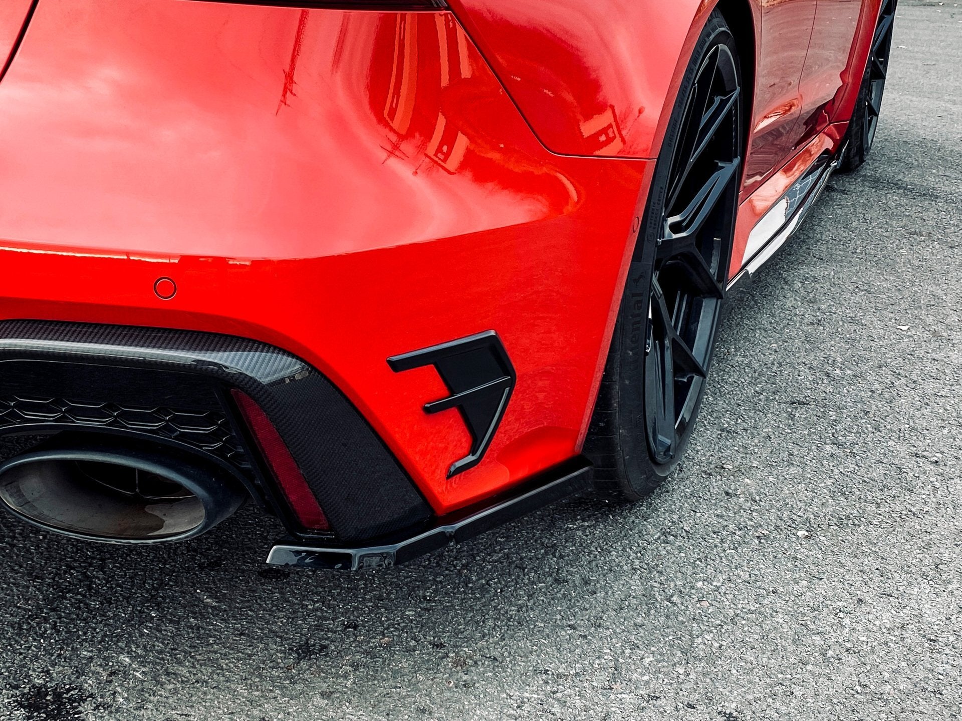 Seitenteile für den Heckansatz des Audi RS7 8C 4K, von Ingo Noak Tuning, in schwarzer Lackierung, sichtbar auf dem Fahrzeug.