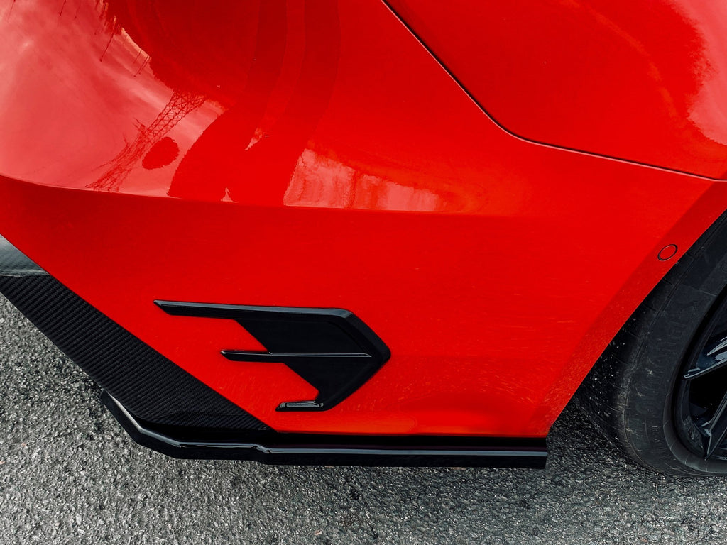 Seitenteile für Heckansatz beim Audi RS7 8C 4K, Ingo Noak Tuning, in schwarzer Farbe, sichtbar auf dem Bild.
